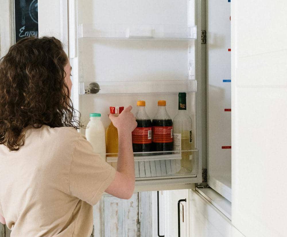 ilustrasi seseorang membuka pintu kulkas (pexels.com/cottonbro studio)