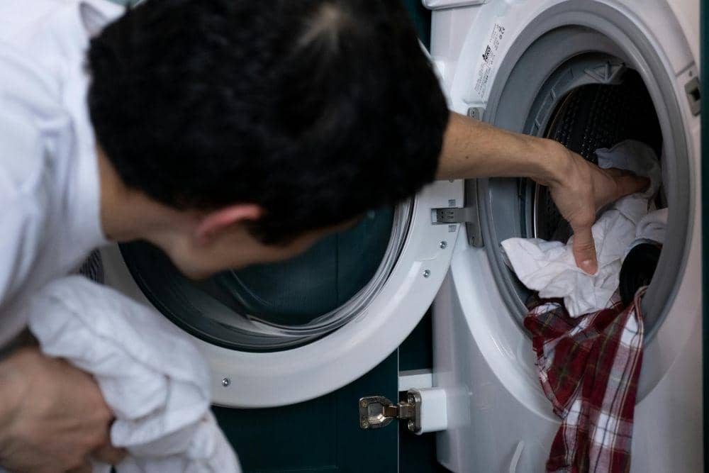 Gak Semua Baju Boleh Dicuci Pakai Mesin, Ini yang Harus Dicuci Manual