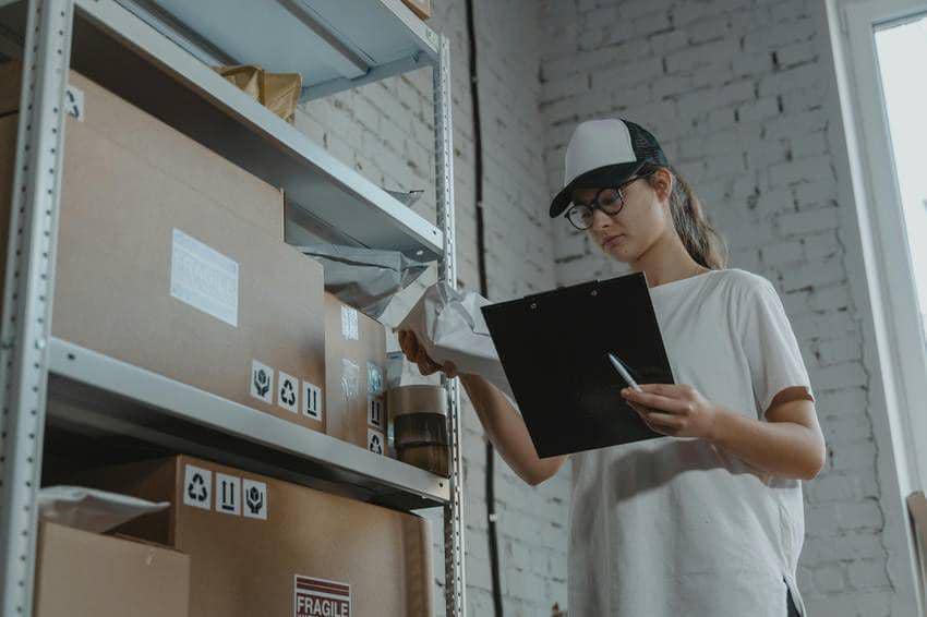 supply chain manager (pexels.com/Miroshnichenko)