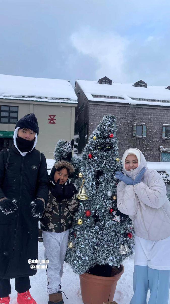 potret Tika Ramlan dan buah hati (instagram.com/tika_ramlan)