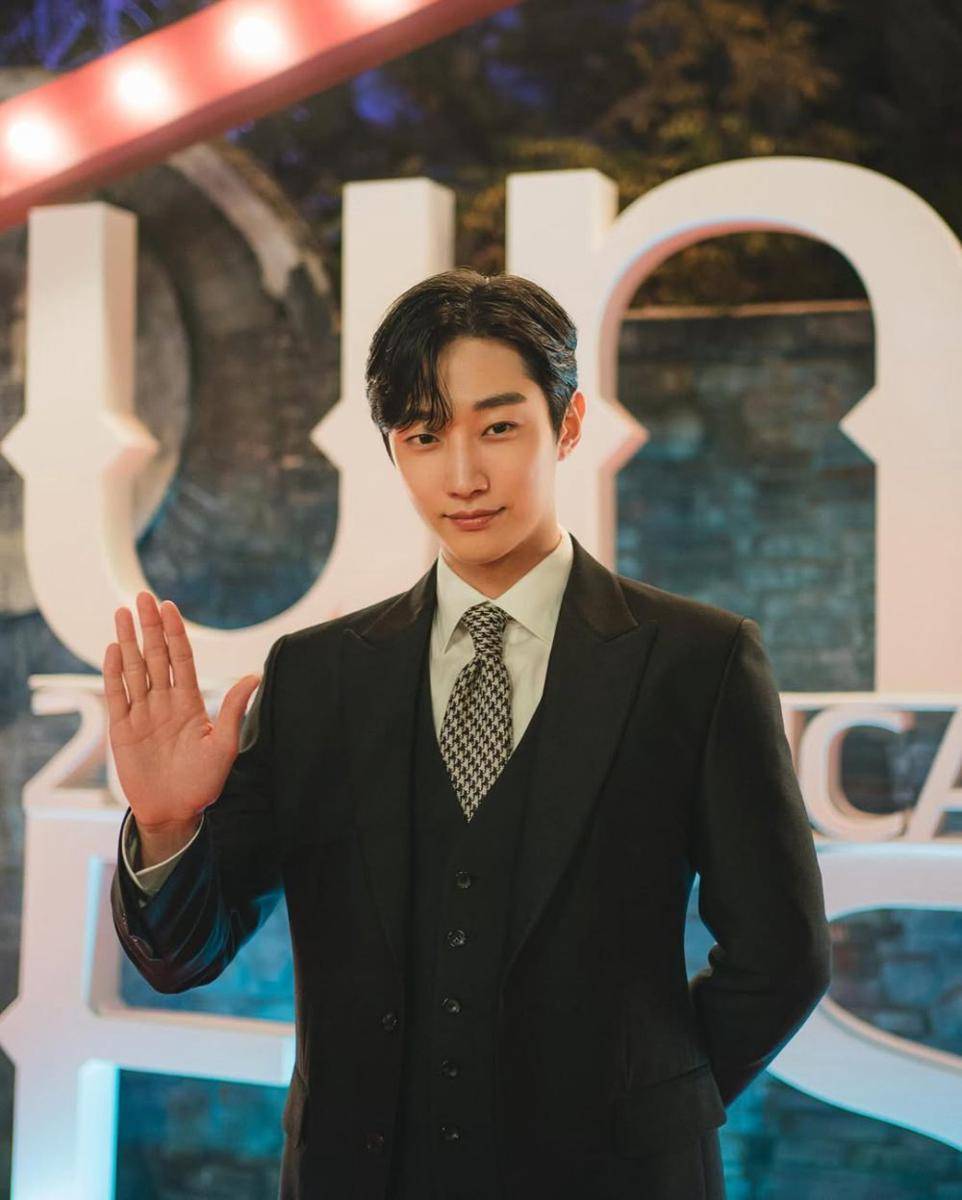 Jin Young (instagram.com/jinyoung0423)