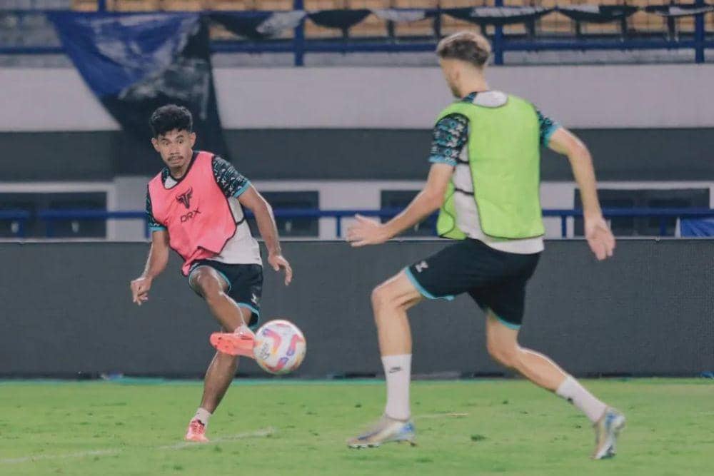 Dua pemain PSM Makassar, Syahrul Lasinari (kiri) dan Nermin Haljeta (kanan), dalam official training di Stadion Gelora Bandung Lautan Api Bandung pada 31 Januari 2025. (Instagram.com/psm_makassar)