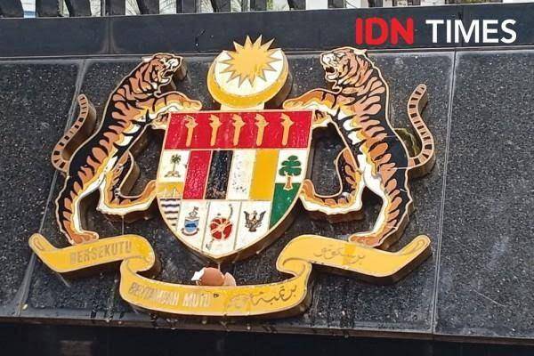 Logo Kedutaan Malaysia dilempari telur oleh demonstran dari kelompok buruh. (IDN Times/Dini Suciatiningrum)