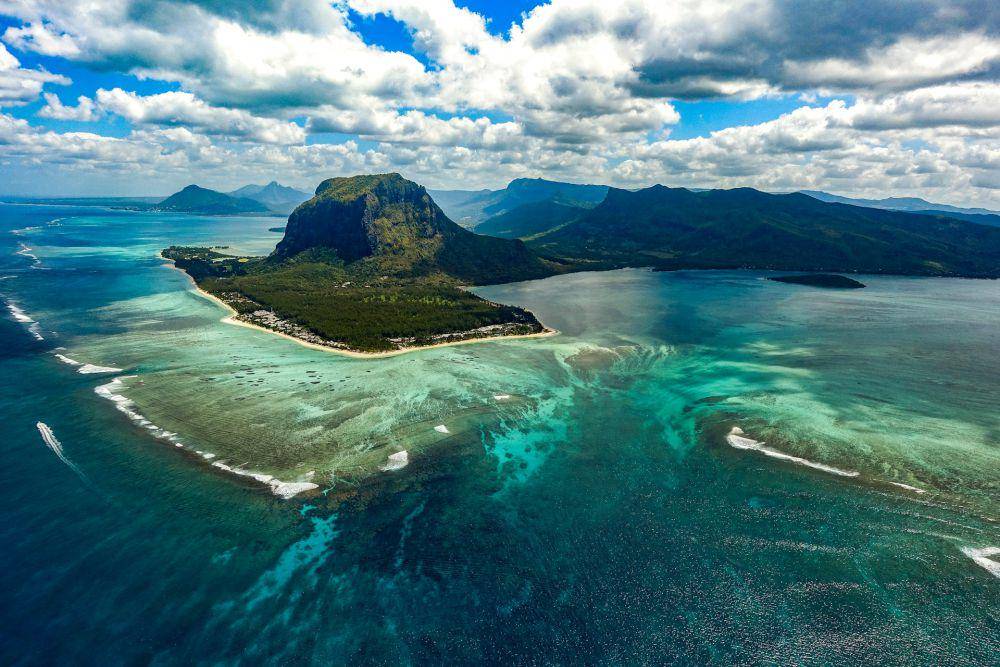 Underwater Waterfall (unsplash.com/Xavier Coiffic)