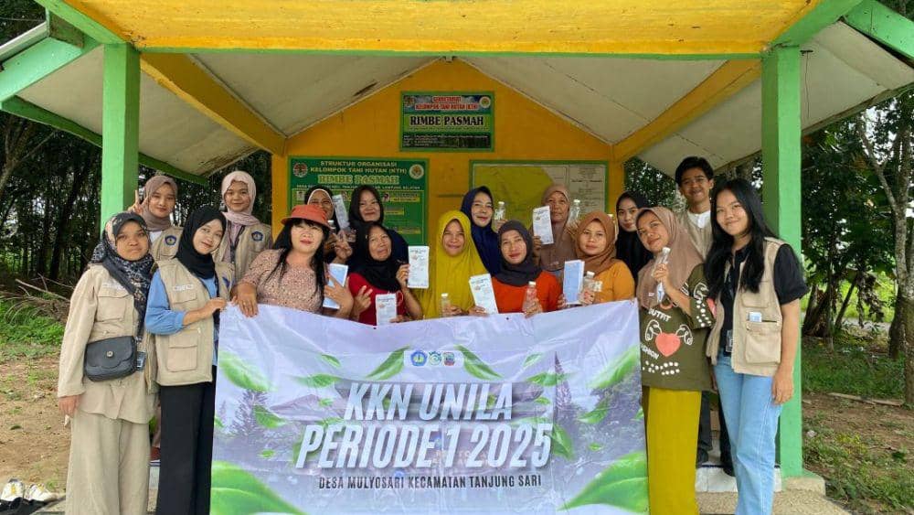 Mahasiswa Kuliah Kerja Nyata (KKN) Universitas Lampung (Unila) membuat Program Kerja kreatif pembuatan gula cair singkong (dok/officialunila)