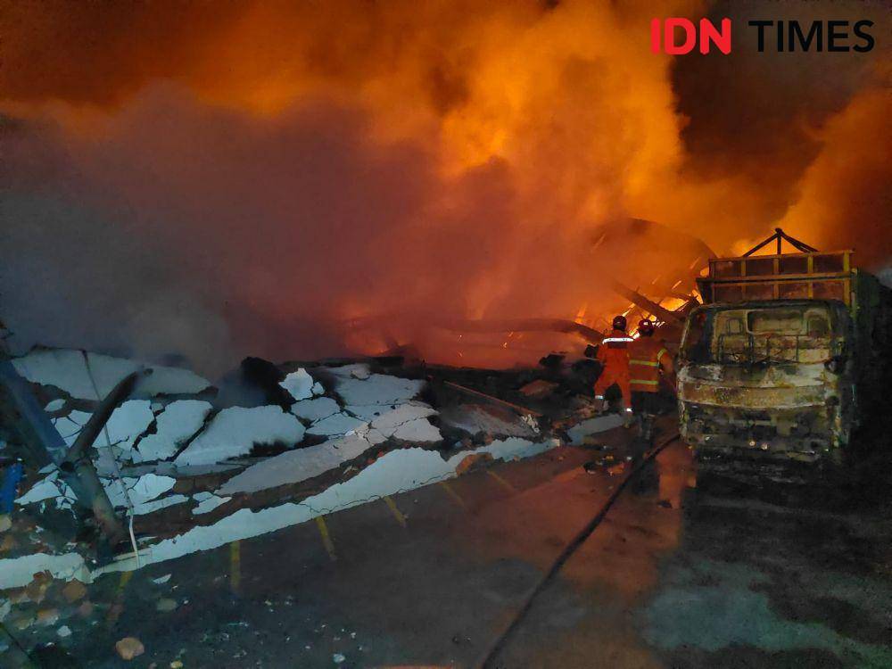 Gudang di Tambun Bekasi terbakar. (IDN Times/Imam Faishal)