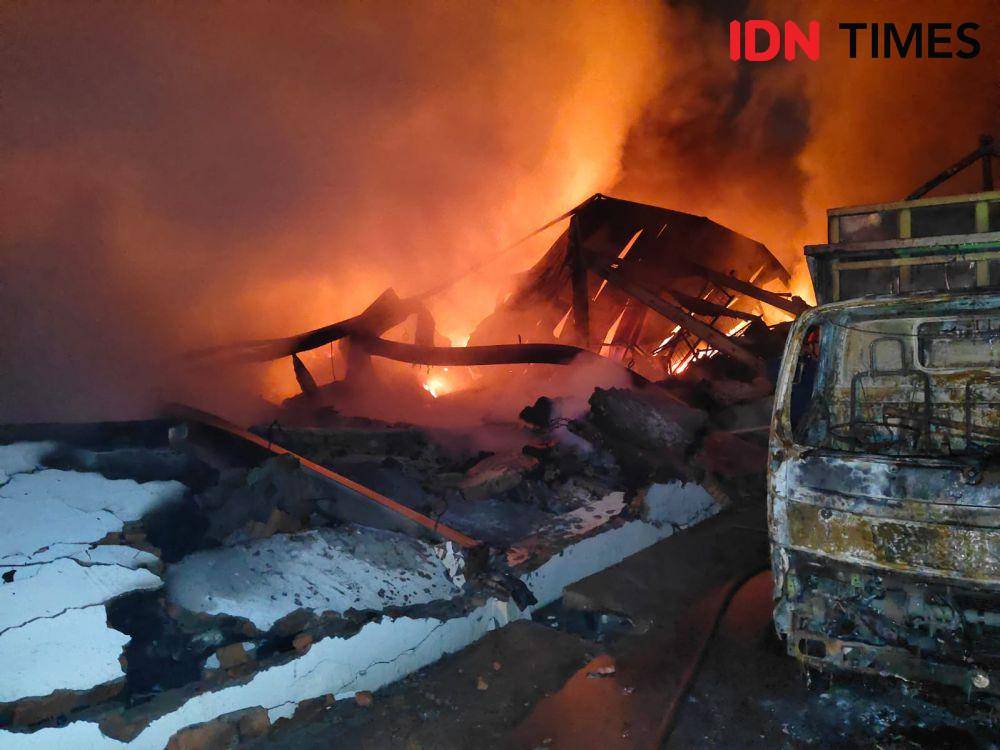Gudang di Tambun Bekasi terbakar. (IDN Times/Imam Faishal)