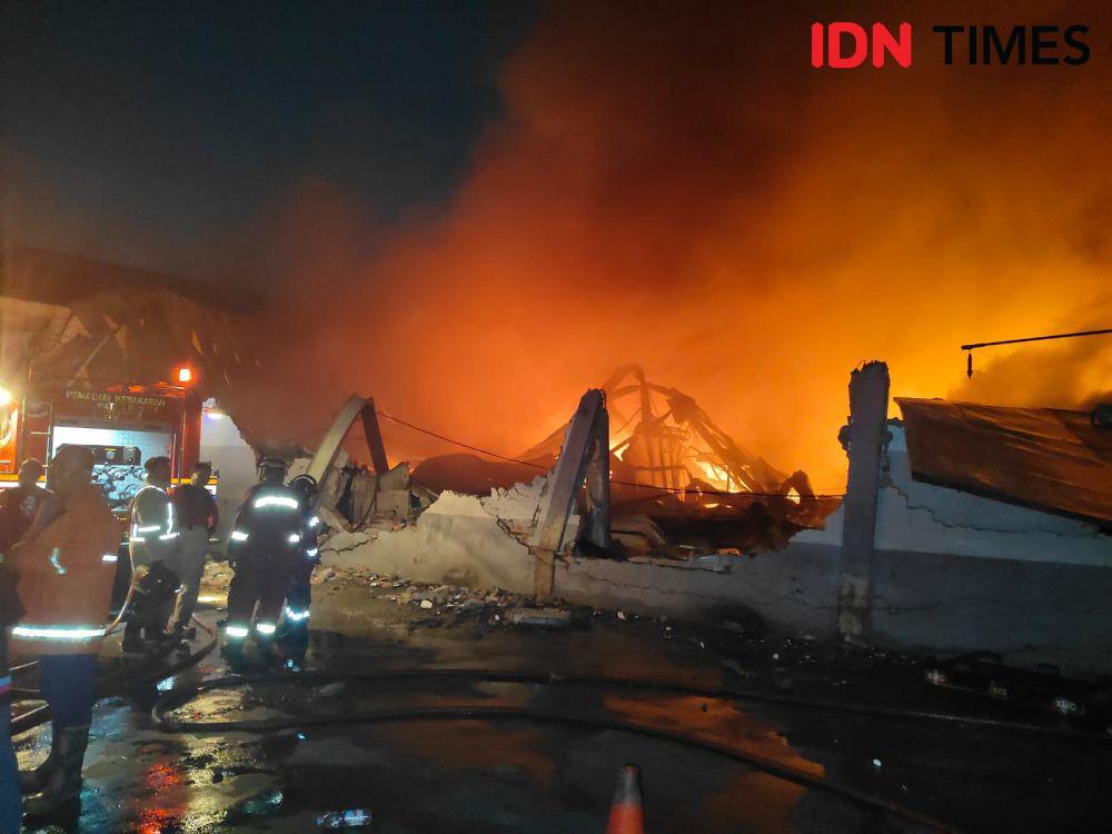 Tiga Gudang di Bekasi Kebakaran, Seorang Petugas Tersengat Listrik