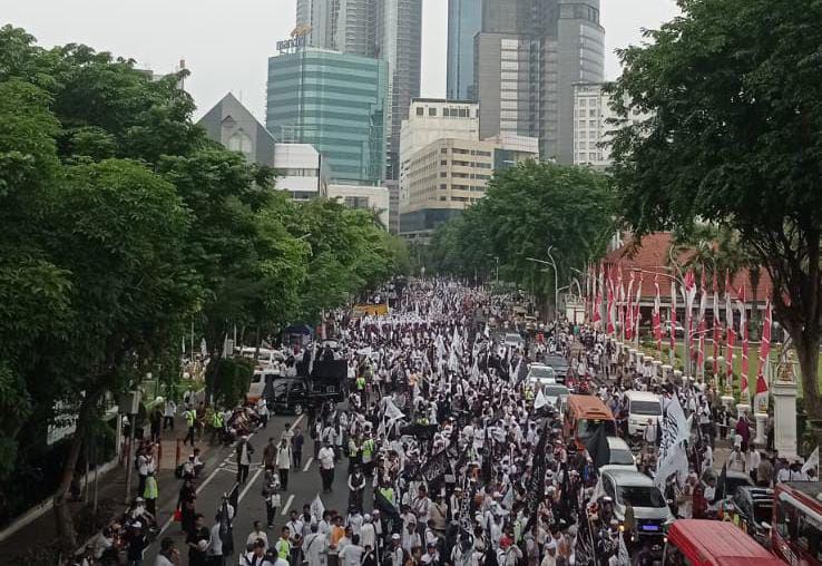 Ribuan Orang Aksi Bela Palestina di Depan Grahadi Surabaya