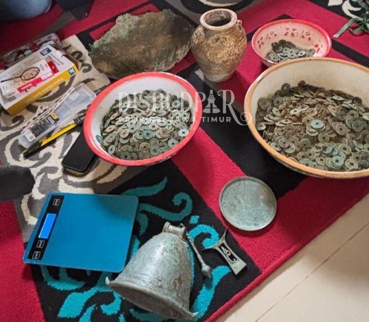 Ribuan Keping Uang Kuno hingga Guci Ditemukan Petani di Pasuruan