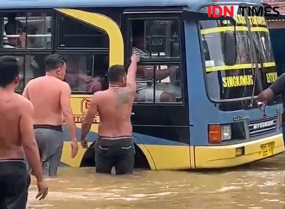Warga Kembayan Palak Sopir Bus saat Banjir, Polisi Tangkap 3 Pelaku