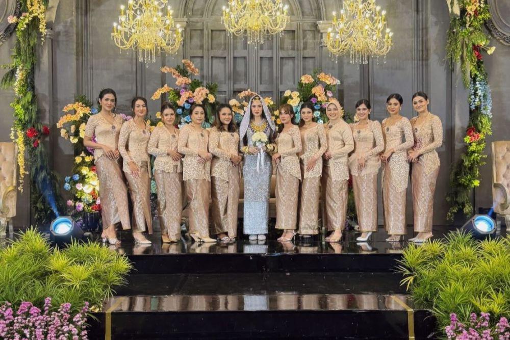 7 Potret Bridesmaid Ochi Rosdiana Dampingi Akad Nikahnya