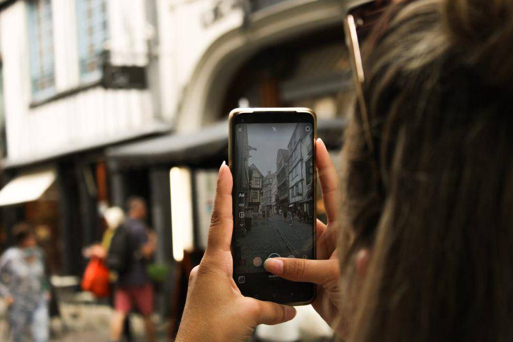 ilustrasi instagram stories (unsplash.com/Niels Bosman)