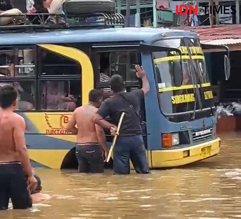 Diduga emosi hanya diberi 2 batang rokok, warga Sanggau ribut dengan sopir. (IDN Times/istimewa).