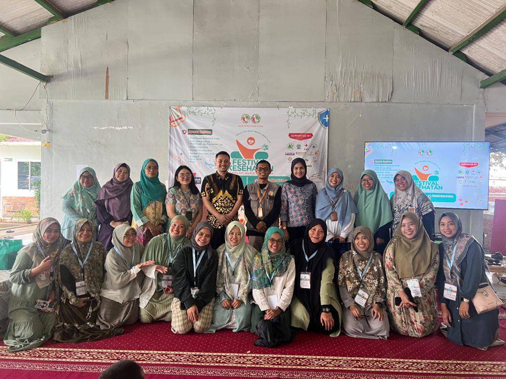 Panitia acara Festival Kesehatan Sekolah Alam Al-Fazza saat sesi foto bersama narasumber seminar. (Dok.Al-Fazza)
