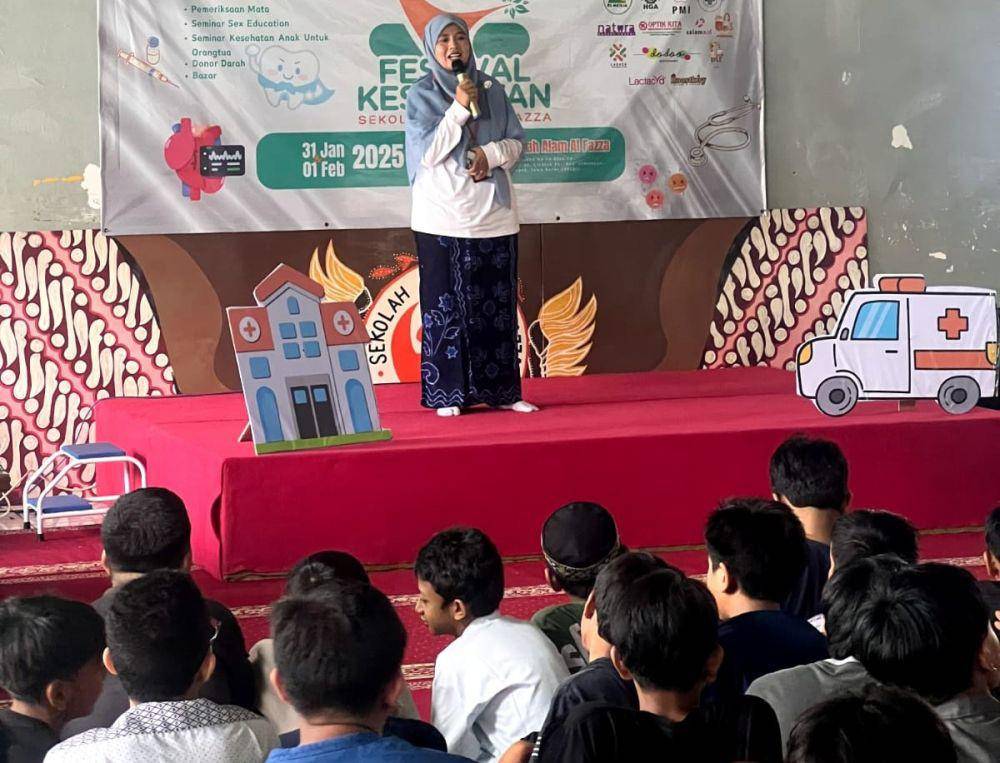 Ketua Yayasan Taman Ilmu Besari yang menaungi Sekolah Alam Al Fazza, Asri Ismayanti saat memberikan sambutan acara Festival Kesehatan. (Dok. Al-Fazza)