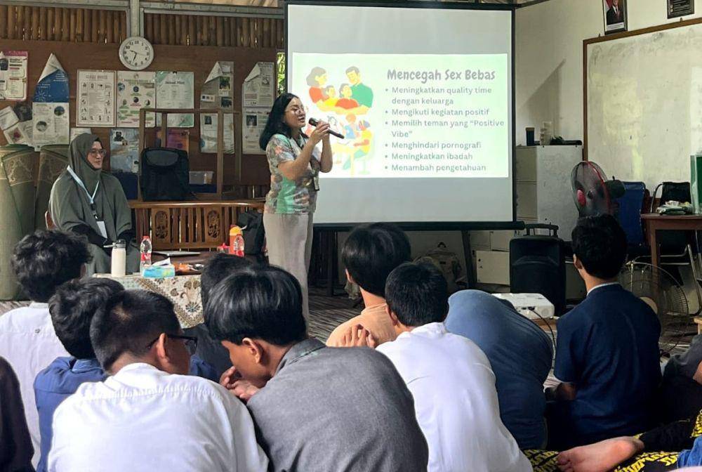 Dr. Fajar Abdul Latif, dr. Selly Gloria Lengkong, MARS, dan dr. Nanda Wulandari, Sp.A saat mengisi seminar sex education kepada siswa Sekolah Alam Al-Fazza Kota Depok, Jumat (1/2/2025). (Dok. Al-Fazza)