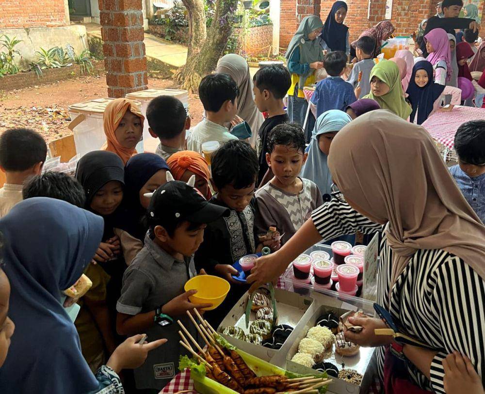 Siswa siswi Al-Fazza antusiasme mengikuti bazar yang digelar selama Festival Kesehatan. (Dok. Al-Fazza)