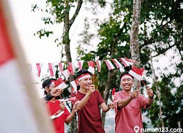 foto sekumpulan orang yang memperingati hari kemerdekaan yang termasuk sikap nasionalisme ataau cinta tanah air