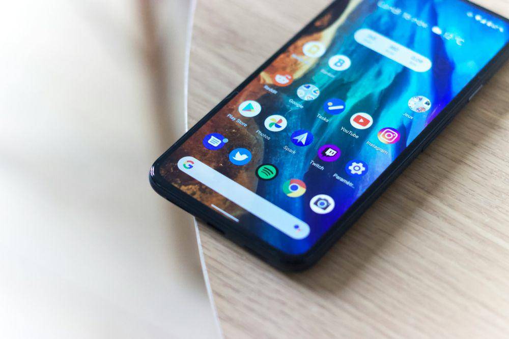 smartphone dengan Stock Android (unsplash.com/@adrien)