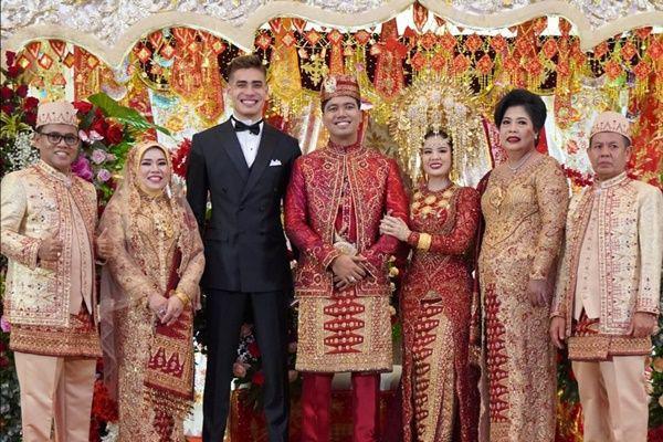 7 Potret Aishar Khaled di Pernikahan Frans Faisal, Bawa Kado Buat Gala