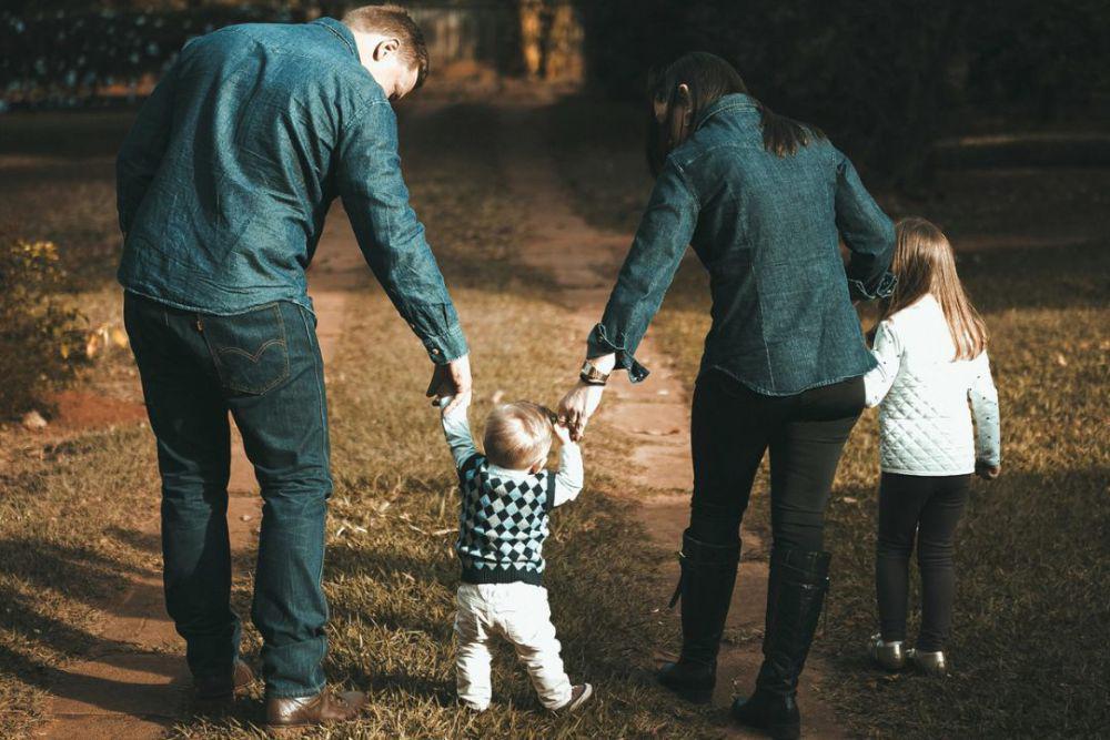 Ilustrasi foto keluarga ayah, ibu, anak perempuan, dan anak laki laki