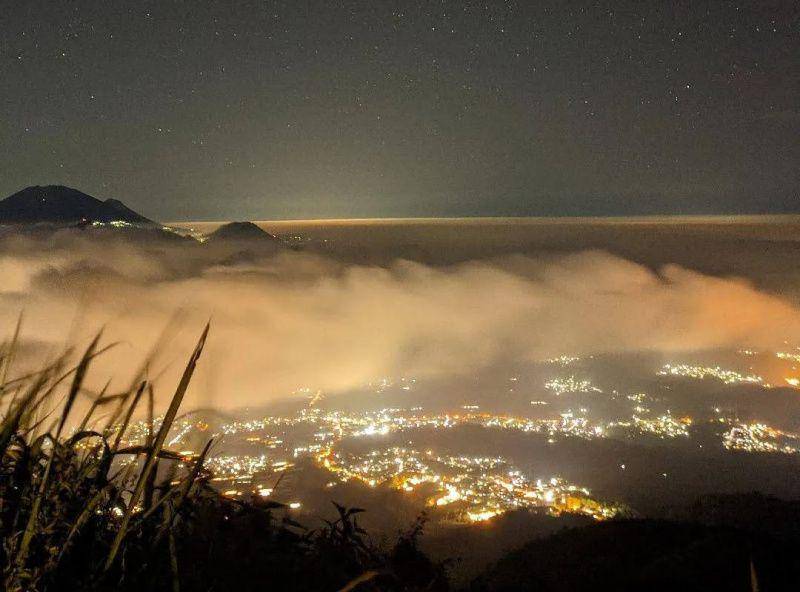 potret pemandangan di Gunung Ungaran saat malam (instagram.com/muham.maddilham)