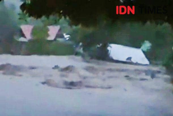 Tangkapan layar saat rumah warga Nangawera hanyut terseret banjir (Dok/Istimewa)