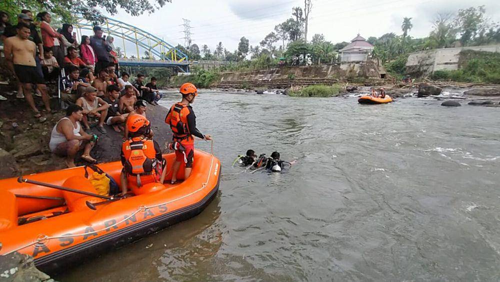 Proses pencarian korban hanyut di Sungai Kelingi Lubuk Linggau (Dok: Basarnas Palembang)