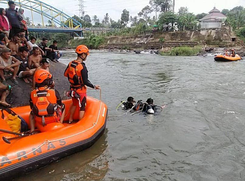 Proses pencarian korban hanyut di Sungai Kelingi Lubuk Linggau (Dok: Basarnas Palembang)