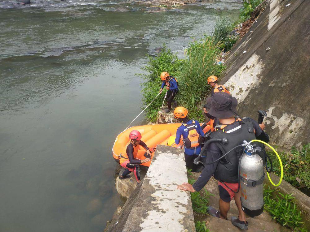 Proses pencarian korban hanyut di Sungai Kelingi Lubuk Linggau (Dok: Basarnas Palembang)