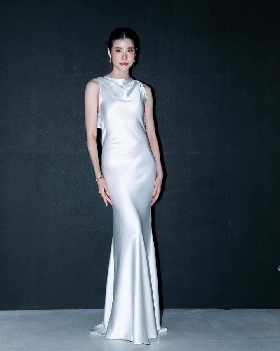 potret ide sleeveless dress ala Esther Supreeleela (instagram.com/esthersupree)