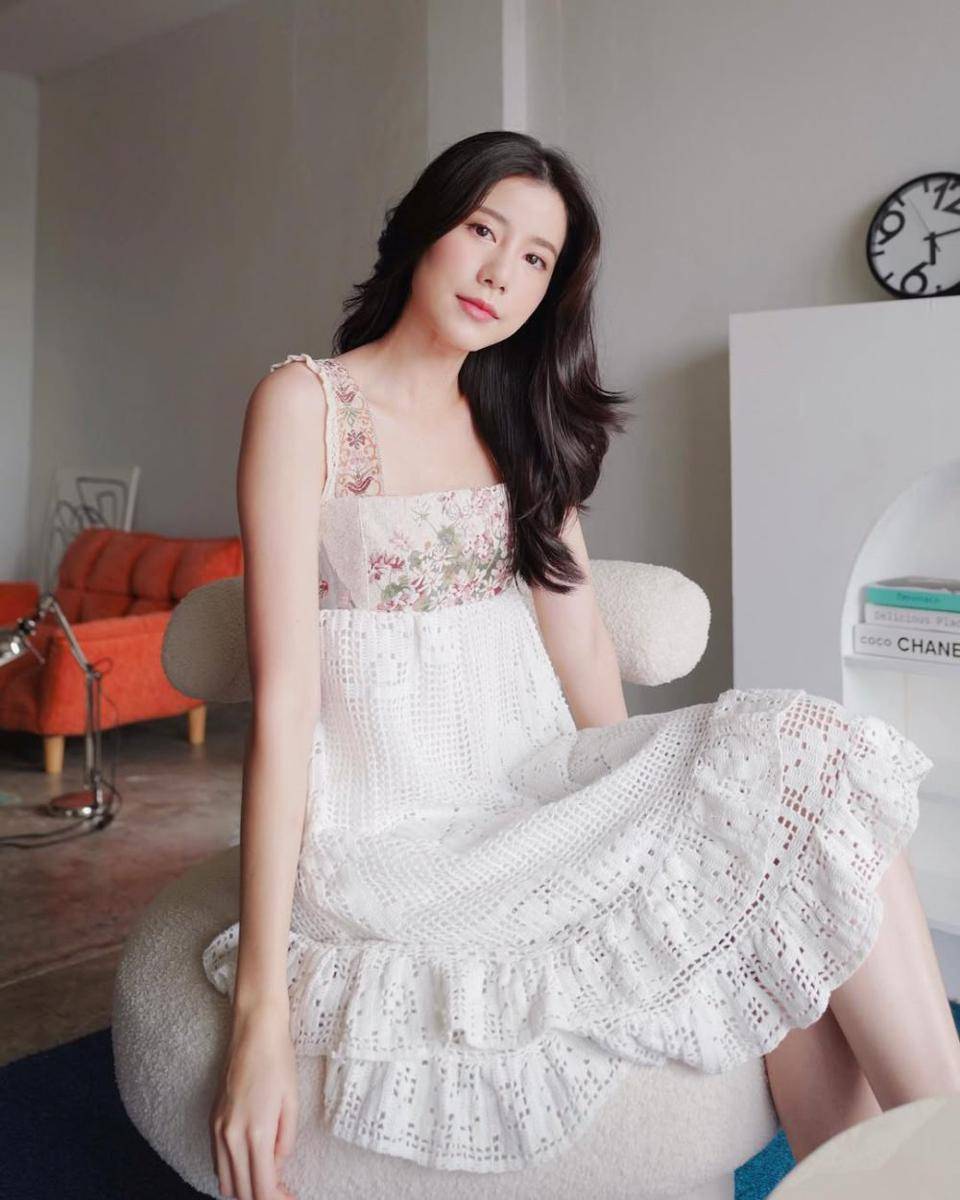 potret ide sleeveless dress ala Esther Supreeleela (instagram.com/esthersupree)