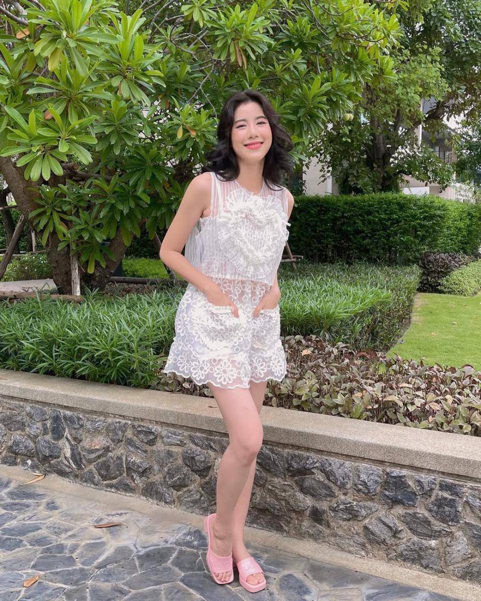 potret ide sleeveless dress ala Esther Supreeleela (instagram.com/esthersupree)