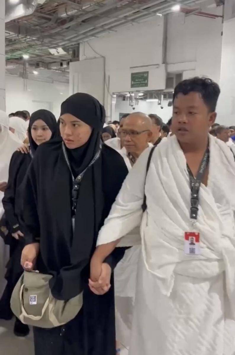 potret umrah Dustin Tiffani (Instagram.com/jhonsss24)