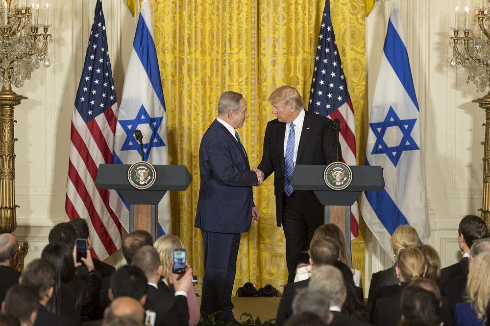 Presiden AS Donald Trump (kanan) dan Perdana Menteri Israel Benjamin Netanyahu (kiri) bersalaman saat menggelar konferensi pers bersama di East Room, Gedung Putih, Washington, D.C., pada 15 Februari 2017. (The White House from Washington, DC, Public domain, via Wikimedia Commons)