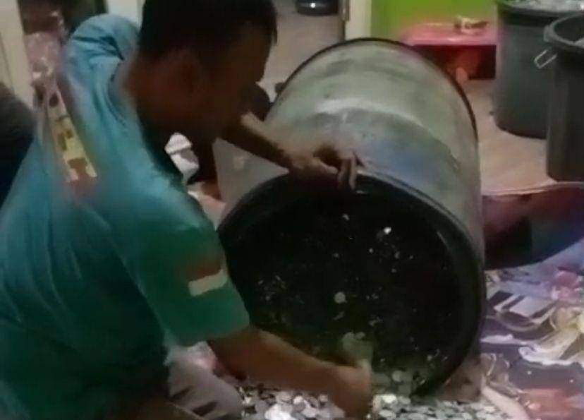 Drum yang digunakan sebagai celengan koin (IDN Times/Istimewa)