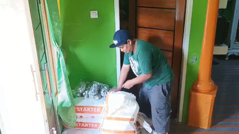 Uang koin yang ditabung dimasukkan ke dalam karung untuk ditukar di bank (IDN Times/Fatimah)