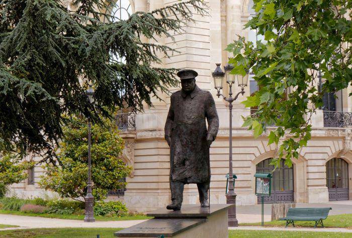 Patung Winston Churchill (unsplash.com/Marcos Pena Jr)