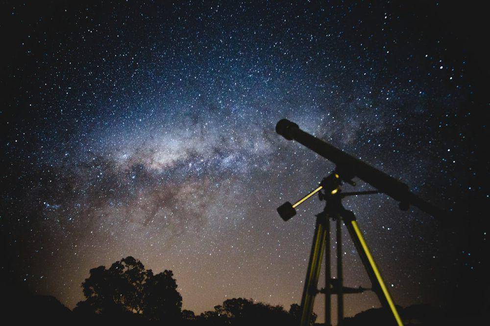 ilustrasi teleskop untuk melihat parade planet (pexels.com/Lucas Pezeta)