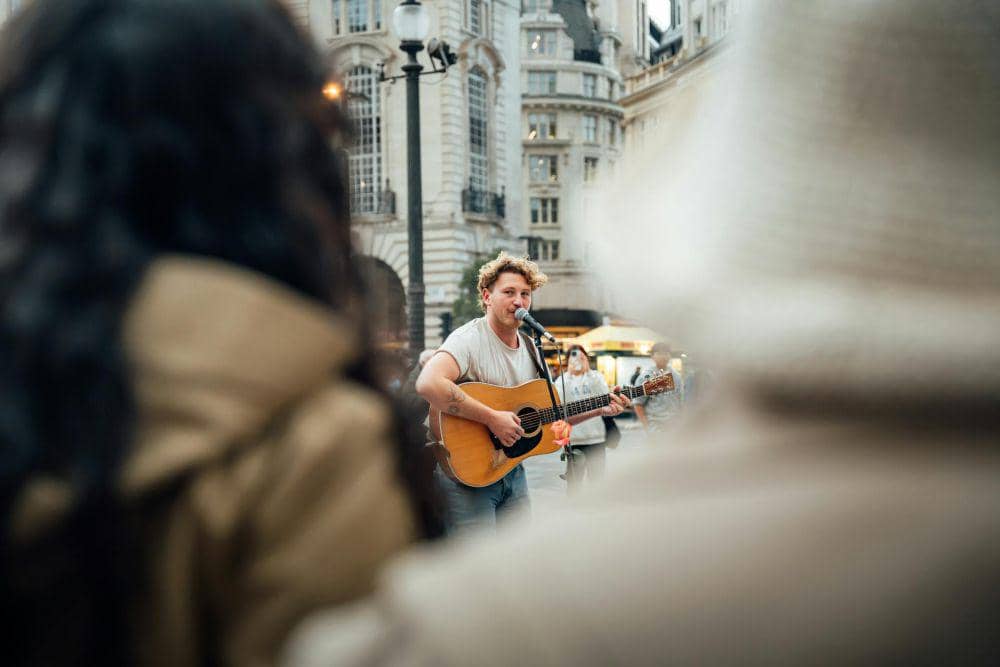 ilustrasi penyanyi jalanan (pexels.com/Mike González)