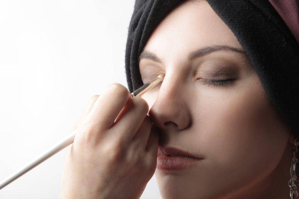 ilustrasi mengaplikasikan makeup (pexels.com/Andrea Piacquadio)