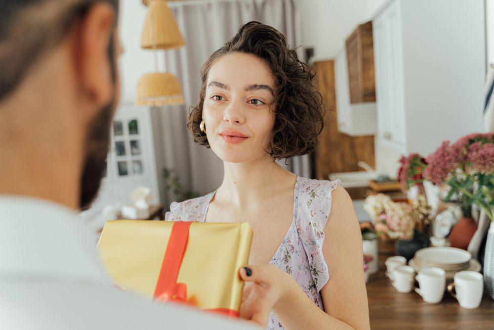 5 Panduan Memilih Hadiah Valentine yang Sesuai Karakter Pasangan
