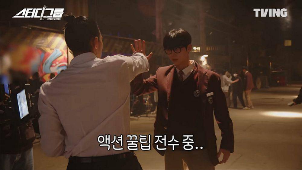 potret Hwang Min Hyun di behind the scene Study Group (dok. YouTube/ TVING)