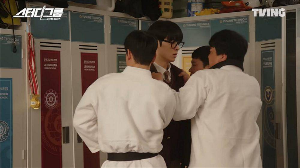 potret Hwang Min Hyun di behind the scene Study Group (dok. YouTube/ TVING)