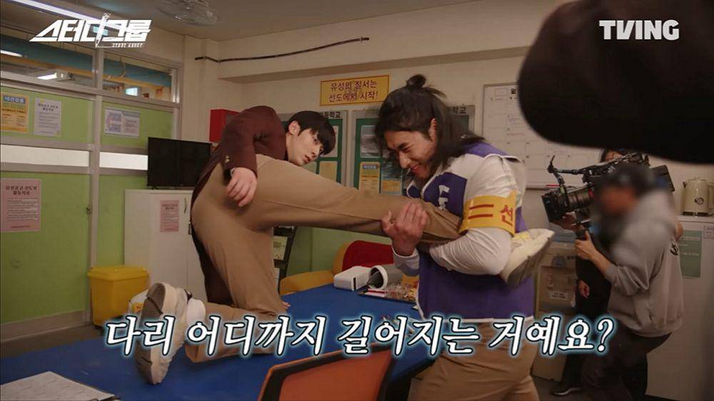 potret Hwang Min Hyun di behind the scene Study Group (dok. YouTube/ TVING)