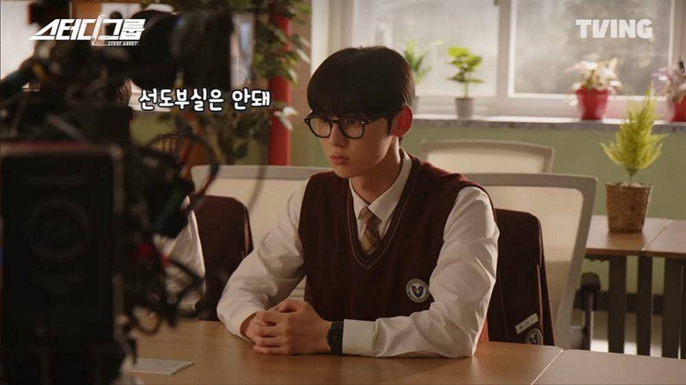 potret Hwang Min Hyun di behind the scene Study Group (dok. YouTube/ TVING)