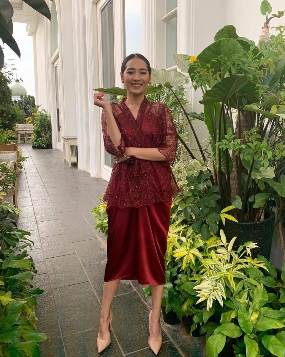 inspirasi gaya busana etnik ala Niken Anjani (instagram.com/nikenanjanii)