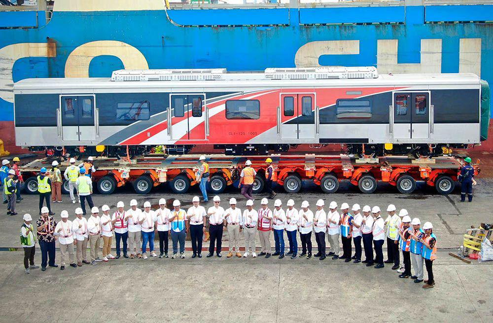 Trainset Kereta Commuter dari Cina Tiba di Pelabuhan Tanjung Priok
