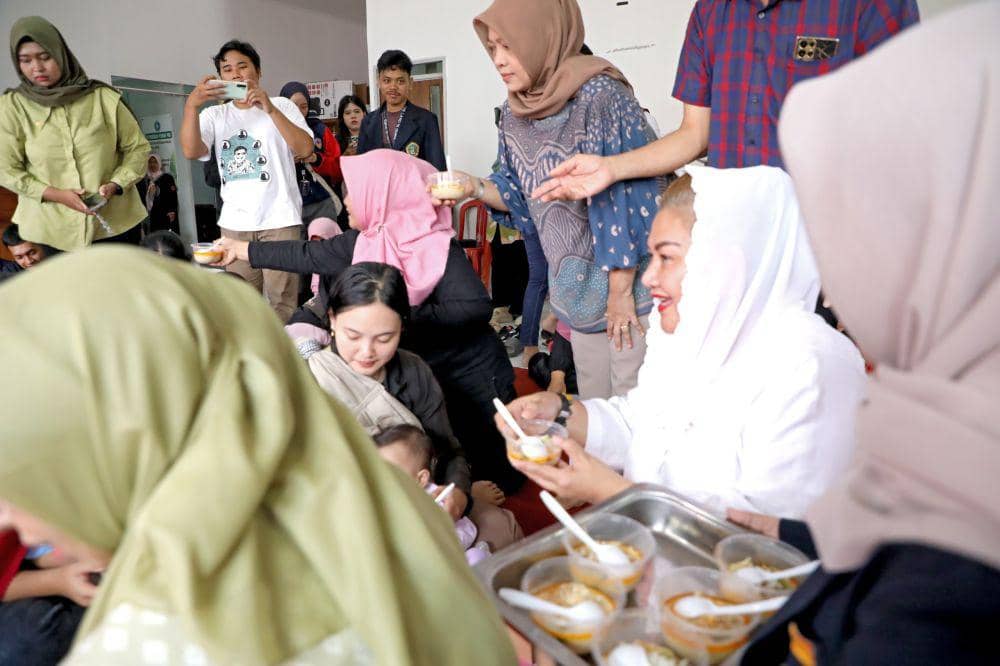 Puluhan balita mengikuti kegiatan 'Uji Coba Makan Bersama Balita untuk Pencegahan Stunting' di Balai Kelurahan Mijen, Kecamatan Mijen, Kota Semarang, akhir pekan kemarin. (dok. Pemkot Semarang)